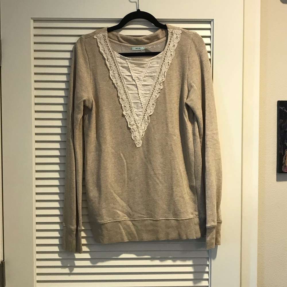 Sweatshirt with neckline detail